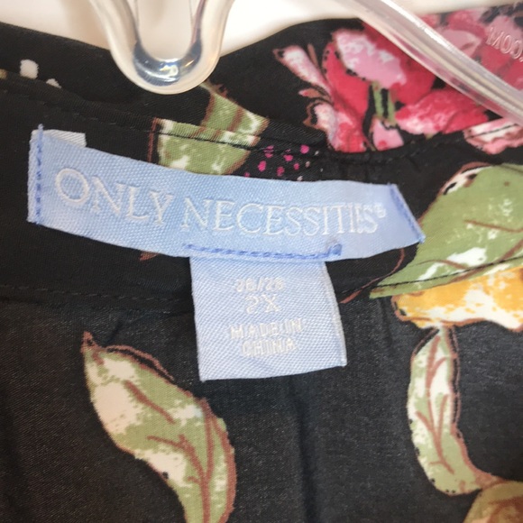 Only Necessities Black Floral Top 2X PLUS SIZE - Picture 4 of 7